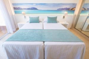 A bed or beds in a room at azuLine Hotel Bahamas y Bahamas II