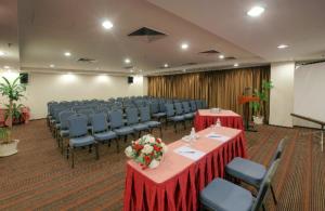 ein Konferenzraum mit Tischen und Stühlen und einer Leinwand in der Unterkunft Crystal Crown Hotel JB in Johor Bahru + 94 Fotos