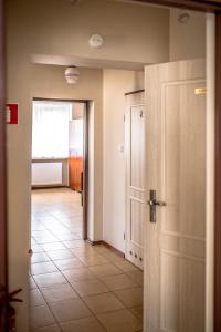 an empty hallway with a door and a tile floor at Pokoje Gościnne Arkadia in Września