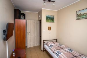 ヴジェシニャにあるPokoje Gościnne Arkadiaの小さなベッドルーム(ベッド1台、クローゼット付)