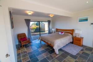 Voodi või voodid majutusasutuse Orewa Cliff Top toas