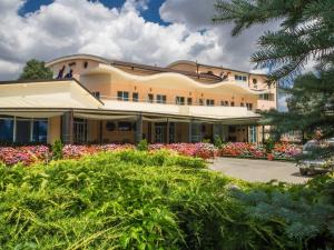 Mihail KogălniceanuHotel Emi的一座大建筑前面有鲜花