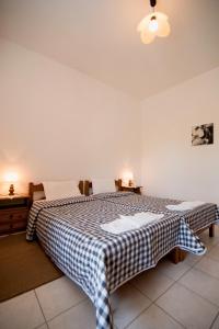 コルフ・タウンにあるVilla Blue Pearl Corfuのベッドルーム1室(チェック入りの毛布付きのベッド1台付)
