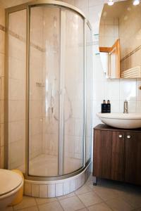 ein Badezimmer mit Dusche und Waschbecken in der Unterkunft Apartments Visnja in Vodice
