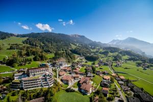 een luchtzicht op een dorp in de bergen bij Hotel Panorama in Hasliberg