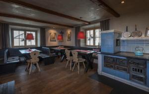 una cocina con mesas y sillas en una habitación en Gasthaus - Hotel FUCHS en Mauth