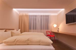 a hotel room with two beds and a window at Hotel Credé in Kassel