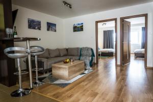 a living room with a couch and a table at Apartment Eric 9D High Tatras in Vysoké Tatry
