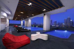 Bazén v ubytování Hotel Neo+ Kebayoran Jakarta nebo v jeho okolí