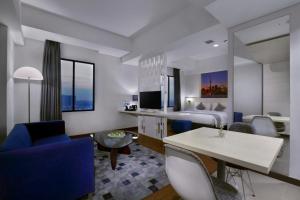 TV a/nebo společenská místnost v ubytování Hotel Neo+ Kebayoran Jakarta