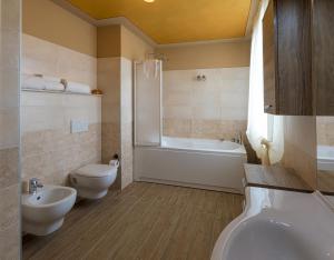 A bathroom at Villa Luisa Rooms and Breakfast