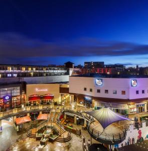 uma vista para um centro comercial à noite em ibis Birmingham Centre New Street Station Hotel em Birmingham
