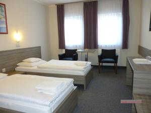 pokój hotelowy z dwoma łóżkami i umywalką w obiekcie Paprika M1 Hotel w mieście Hegyeshalom