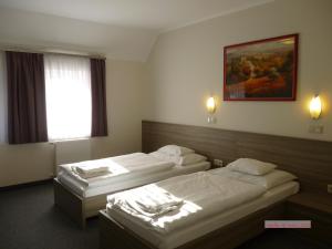Łóżko lub łóżka w pokoju w obiekcie Paprika M1 Hotel