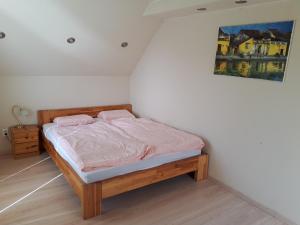 Bett in einem Zimmer mit Wandgemälde in der Unterkunft Útulný apartmán v Bratislava 15 in Bratislava