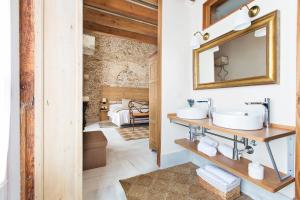 La salle de bains est pourvue d'un lavabo et d'un miroir. dans l'établissement Hotel Casa de las Cuatro Torres, à Cadix