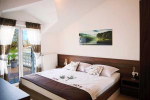 ein Schlafzimmer mit einem Bett und einem großen Fenster in der Unterkunft Apartments Visnja in Vodice