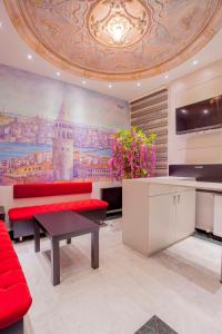 una sala de estar con un sofá rojo y una pintura en Taksim Sem House, en Estambul