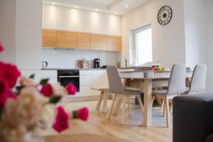 Kuchyňa alebo kuchynka v ubytovaní Apartamenty Na Szczycie z balkonem - Dream Apart