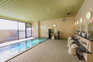 a swimming pool in a large room with a pool at Hotel Regina Kawaguchiko in Fujikawaguchiko