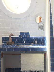 サオラにあるLa Perla 8の青いタイルのカウンター付きのバスルーム(シンク付)