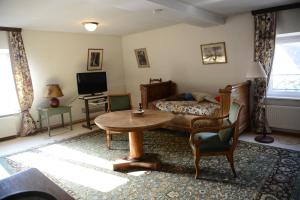 sala de estar con cama, mesa y TV en Albrecht guest apartement en Kembs