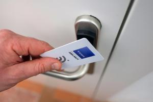 a person holding a door handle with a credit card at Pigal in Tarragona