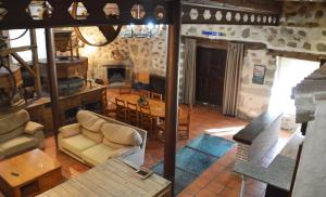 sala de estar con sofá y mesa en Casa Rural El Molino I, en San Bartolomé de Pinares