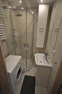 Kúpeľňa v ubytovaní JDK Apartamenty Podmiejska 38m2 5-osobowy + 19 fotografií