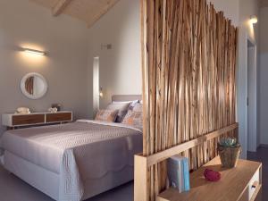 Postel nebo postele na pokoji v ubytování Akron Luxury Suites