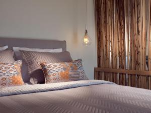 Postel nebo postele na pokoji v ubytování Akron Luxury Suites