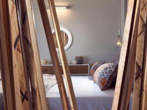 Postel nebo postele na pokoji v ubytování Akron Luxury Suites