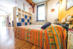 ein Schlafzimmer mit einem Bett mit einem Teddybär drauf in der Unterkunft Apartments Baredi in Izola