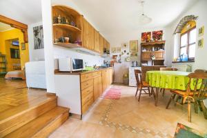 Kuchyň nebo kuchyňský kout v ubytování Apartments Baredi