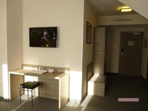 Telewizja i/lub zestaw kina domowego w obiekcie Paprika M1 Hotel