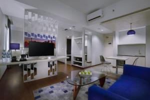 TV a/nebo společenská místnost v ubytování Hotel Neo+ Kebayoran Jakarta