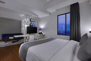 TV a/nebo společenská místnost v ubytování Hotel Neo+ Kebayoran Jakarta