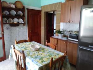eine Küche mit einem Tisch und einem Tischtuch darauf in der Unterkunft Anticacasaliori in Dolianova