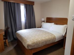 a bedroom with a bed and a window at Edinburgh House Apartments in Edinburgh