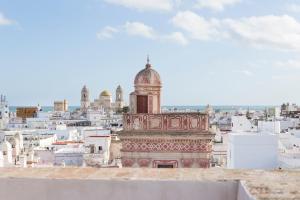 vistas a la ciudad desde el techo de un edificio en Hotel Casa de las Cuatro Torres, en Cádiz