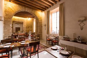 Reštaurácia alebo iné gastronomické zariadenie v ubytovaní Hotel Casa de las Cuatro Torres