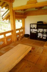 寶城郡的住宿－韓國傳統房屋- 春諾達恩酒店，小屋内的一个房间,配有木凳