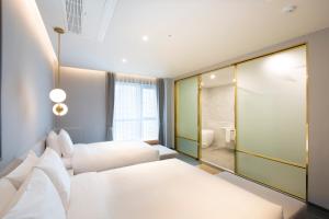 Postel nebo postele na pokoji v ubytování Nampo Hound Hotel Premier