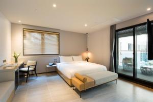 Postel nebo postele na pokoji v ubytování Nampo Hound Hotel Premier