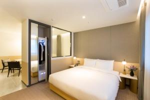 Postel nebo postele na pokoji v ubytování Nampo Hound Hotel Premier