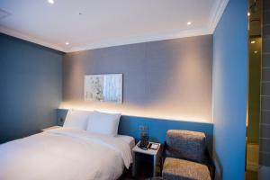 Postel nebo postele na pokoji v ubytování Nampo Hound Hotel Premier