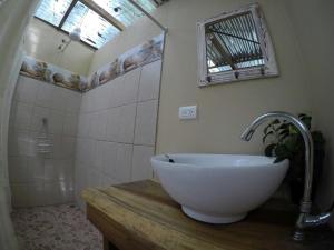 Bathroom sa Faith Glamping Dome Costa Rica