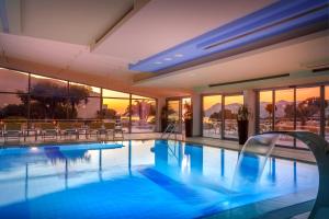 una gran piscina en un edificio con ventanas en Valamar Argosy Hotel en Dubrovnik