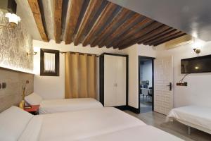 Łóżko lub łóżka w pokoju w obiekcie Apartamentos El Tiempo Madrid
