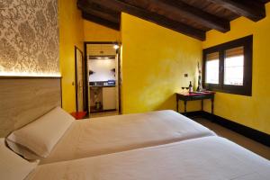 Łóżko lub łóżka w pokoju w obiekcie Apartamentos El Tiempo Madrid